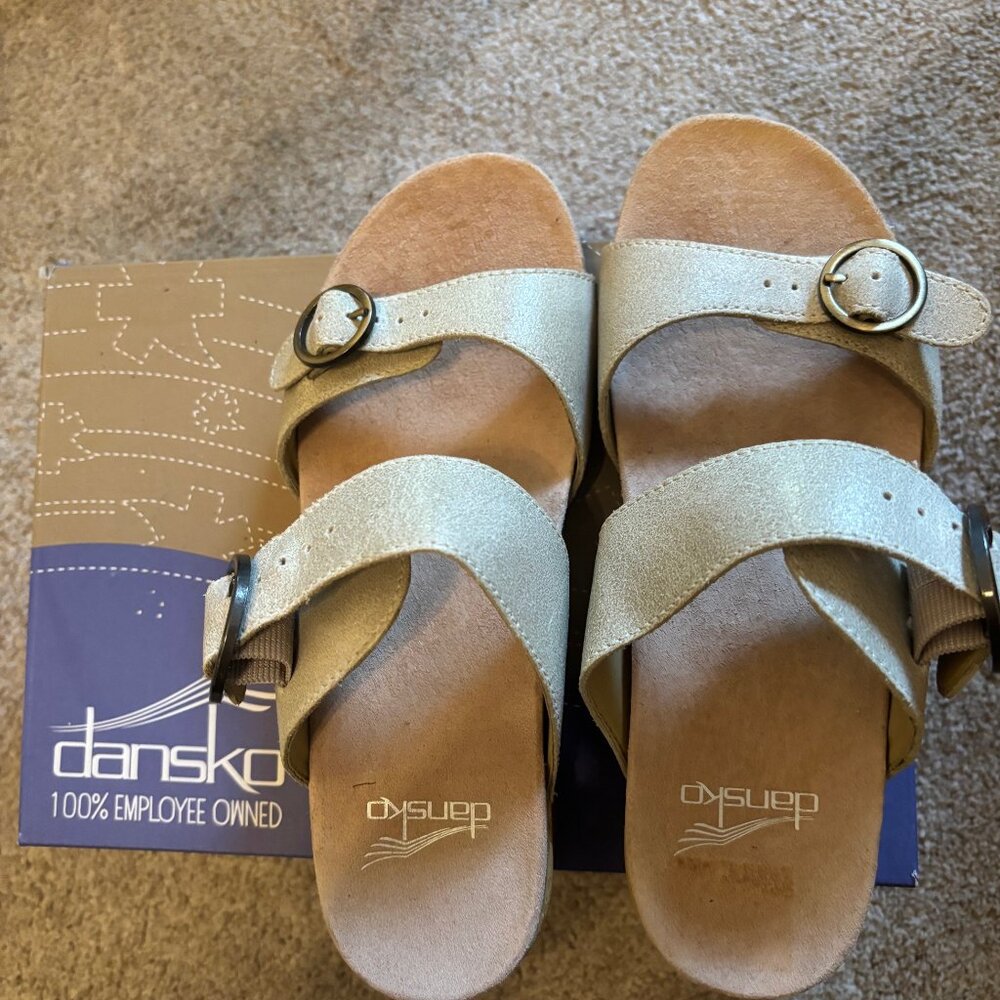 NEW Dansko “Manda” Washed Leather Sandals in Oyster – Women’s Size 6 (EU 36)